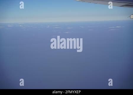 Montagnes hiver fenêtre de l'avion Banque D'Images