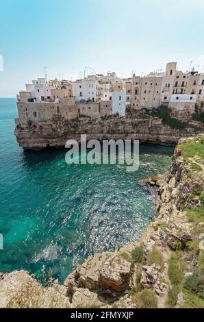 La vieille ville sur la falaise à la mer coûte. Célèbre destination touristique Polignano a Mare en Italie du Sud. Panorama magnifique sur la mer. Banque D'Images