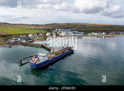 Vue aérienne du pétrolier Coralwater déchargeant à Bruichladdich Pier et de la distillerie Bruichladdich, Islay, Hébrides intérieures, Écosse Banque D'Images