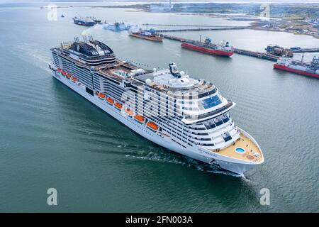 Navire de croisière MSC Virtuosa arrivant à Southampton vide en raison d'une pandémie de covid 19. MSC Virtuosa est une classe plus, possédée et exploitée par MSC Cruises Banque D'Images