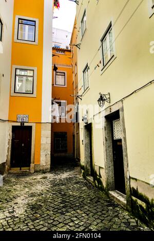 Rues étroites et colorées aux façades majestueuses, fenêtres et balcons de la ville de Lisbonne au Portugal en une journée nuageux Banque D'Images