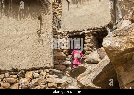 Le village en brique de boue de Teli dans le pays Dogon juste en dessous de l'escarpement de Bandiagara, Mali Banque D'Images