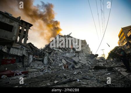 Gaza, Palestine. 12 mai 2021. Vue des débris de la tour Al-Sharouk qui s'est effondrée après avoir été heurtée par une attaque aérienne israélienne. Crédit : SOPA Images Limited/Alamy Live News Banque D'Images