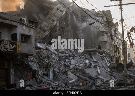 Gaza, Palestine. 12 mai 2021. Vue des débris de la tour Al-Sharouk qui s'est effondrée après avoir été heurtée par une attaque aérienne israélienne. Crédit : SOPA Images Limited/Alamy Live News Banque D'Images