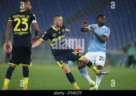 Rome, Italie. 12 mai 2021. ROME, Italie - 12.05.2021: JASMIN KURTIC (PARME) Felipe Caicedo (LAZIO) en action pendant la série italienne UN championnat 2021 de football de match entre SS LAZIO VS PARME au stade olympique de Rome. Crédit : Agence photo indépendante/Alamy Live News Banque D'Images