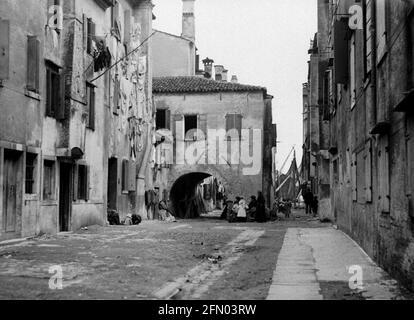 AJAXNETPHOTO. Circa.1908 -14. CHIOGGIA, ITALIE. - GRAND ALBUM DE TOURNÉE; NUMÉRISATIONS DE NÉGATIFS EN VERRE IMPÉRIAL D'ORIGINE - RUE PRÈS DE CANAL VENA ET LE MARCHÉ AUX POISSONS. PHOTOGRAPHE : INCONNU. SOURCE: COLLECTION DE LA BIBLIOTHÈQUE D'IMAGES D'ÉPOQUE AJAX.CREDIT: BIBLIOTHÈQUE D'IMAGES D'ÉPOQUE AJAX. RÉF; 1900 2 11 Banque D'Images