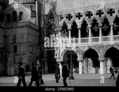 AJAXNETPHOTO. c.1908 -14. VENISE, ITALIE. - GRAND TOUR ALBUM; NUMÉRISATIONS DE NÉGATIFS EN VERRE IMPÉRIAL D'ORIGINE - PRÈS DE ST. CARRÉ DE MARQUE. PHOTOGRAPHE : INCONNU. SOURCE: COLLECTION DE LA BIBLIOTHÈQUE D'IMAGES D'ÉPOQUE AJAX.CREDIT: BIBLIOTHÈQUE D'IMAGES D'ÉPOQUE AJAX. RÉF; 1900 4 02 Banque D'Images