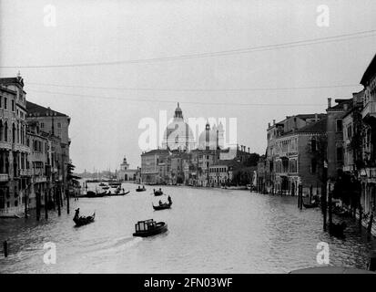 AJAXNETPHOTO. c.1908 -14. VENISE, ITALIE. - GRAND ALBUM DE TOURNÉE; NUMÉRISATIONS DE NÉGATIFS EN VERRE IMPÉRIAL ORIGINAUX - GRAND CANAL. PHOTOGRAPHE : INCONNU. SOURCE: COLLECTION DE LA BIBLIOTHÈQUE D'IMAGES D'ÉPOQUE AJAX.CREDIT: BIBLIOTHÈQUE D'IMAGES D'ÉPOQUE AJAX. RÉF; 1900 4 03 Banque D'Images