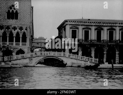 AJAXNETPHOTO. c.1908 -14. VENISE, ITALIE. - GRAND ALBUM DE TOURNÉE; NUMÉRISATIONS DE NÉGATIFS ORIGINAUX EN VERRE IMPÉRIAL - PONT DES SOUPIRS. PHOTOGRAPHE : INCONNU. SOURCE: COLLECTION DE LA BIBLIOTHÈQUE D'IMAGES D'ÉPOQUE AJAX.CREDIT: BIBLIOTHÈQUE D'IMAGES D'ÉPOQUE AJAX. RÉF; 1900 5 07 Banque D'Images