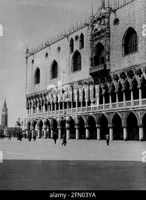 AJAXNETPHOTO. c.1908 -14. VENISE, ITALIE. - GRAND ALBUM DE TOURNÉE; NUMÉRISATIONS DE NÉGATIFS ORIGINAUX EN VERRE IMPÉRIAL - PALAIS DES DOGES. PHOTOGRAPHE : INCONNU. SOURCE: COLLECTION DE LA BIBLIOTHÈQUE D'IMAGES D'ÉPOQUE AJAX.CREDIT: BIBLIOTHÈQUE D'IMAGES D'ÉPOQUE AJAX. RÉF;1900 5 16 Banque D'Images