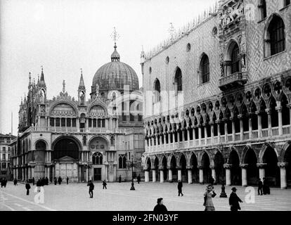 AJAXNETPHOTO. c.1908 -14. VENISE, ITALIE. - GRAND ALBUM DE TOURNÉE; SCANS DE NÉGATIFS EN VERRE IMPÉRIAL D'ORIGINE - COUR DU PALAIS DES DOGES. PHOTOGRAPHE : INCONNU. SOURCE: COLLECTION DE LA BIBLIOTHÈQUE D'IMAGES D'ÉPOQUE AJAX.CREDIT: BIBLIOTHÈQUE D'IMAGES D'ÉPOQUE AJAX. RÉF; 1900 6 02 Banque D'Images