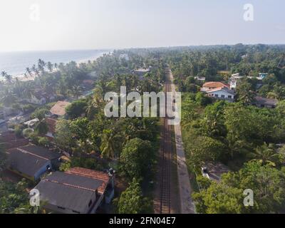 Uniwatuna, Sri Lanka, 1.12.2020 - vue aérienne des chemins de fer dans la verdure tropicale Banque D'Images