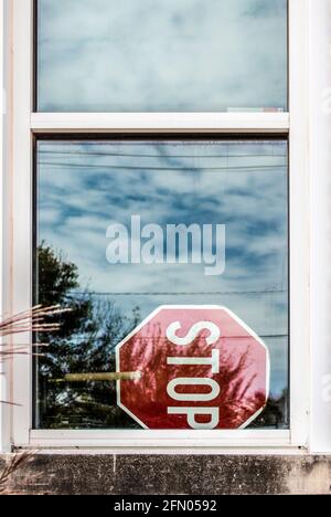 Panneau de butée de protection de croisement visible à l'intérieur de la fenêtre de l'élément élémentaire fermé école avec réflexion Banque D'Images