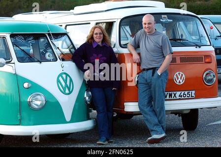 LES AMATEURS DE VOLKSWAGON SE RENCONTRENT À LUPPS FORT, SOUTHSEA, HANTS PIC MIKE WALKER, 2003ANGIE THOMAS ET SON BUS VW À ÉCRAN PARTAGÉ 1962. AVEC WAYNE CROSS ET SON CAMPING-CAR VW 1973. PIC MIKE WAL ; KER. M. ET Y. PORTSMOUTH Banque D'Images