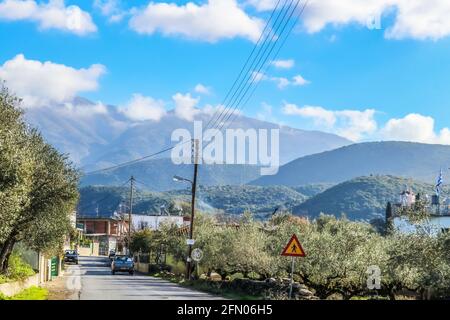 En voiture à travers le petit village de montagne de Taygetus Mountain Range dans La péninsule du Péloponnèse dans le sud de la Grèce montrant des oliviers et tailler le sapin Banque D'Images
