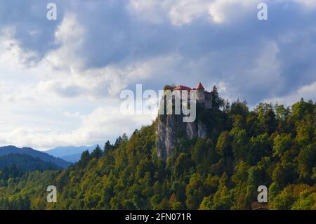 Le château de Bled est un château médiéval construit dans un précipice au-dessus de la ville de Bled en Slovénie, surplombant le lac de Bled Banque D'Images