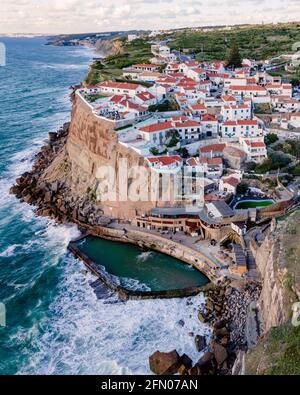 Vue aérienne d'Azenhas do Mar, petite commune le long de la côte portugaise sauvage face à l'océan Atlantique, Colares, Portugal.