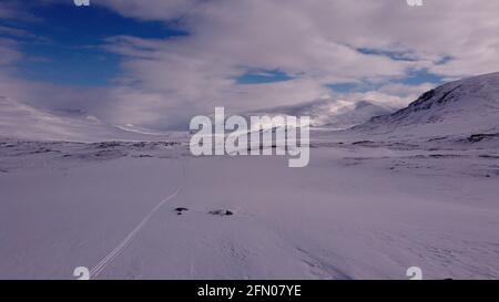 Photo prise avec un drone de la piste Kungsleden entre Abiskojaure et Tjaktja (pendant la raquette), couverte dans le spectacle en avril 2021. Laponie. Banque D'Images