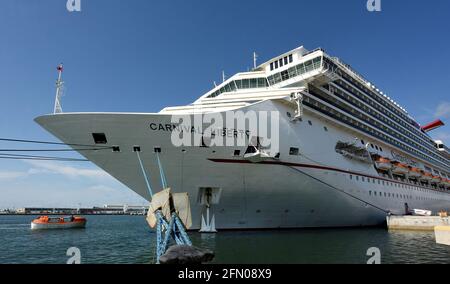 Port Canaveral, États-Unis. 12 mai 2021. Le navire de croisière Carnival Liberty est vu après l'amarrage pour permettre aux membres de l'équipage de recevoir le vaccin COVID-19 à Port Canaveral, le premier port américain à parrainer la distribution du vaccin COVID-19 aux travailleurs portuaires et aux membres de l'équipage du navire. Après la suspension de tous les voiles en mars 2020 en raison de la pandémie du coronavirus, le navire a amarré au port pour permettre à 109 membres d'équipage d'être vaccinés à la clinique d'une journée en prévision de la reprise prévue des croisières en juillet 2021. (Photo de Paul Hennessy/SOPA Images/Sipa USA) crédit: SIPA USA/Alay Live News Banque D'Images