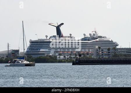 Port Canaveral, États-Unis. 12 mai 2021. Le navire de croisière Carnival Liberty est vu après l'amarrage pour permettre aux membres de l'équipage de recevoir le vaccin COVID-19 à Port Canaveral, le premier port américain à parrainer la distribution du vaccin COVID-19 aux travailleurs portuaires et aux membres de l'équipage du navire. Après la suspension de tous les voiles en mars 2020 en raison de la pandémie du coronavirus, le navire a amarré au port pour permettre à 109 membres d'équipage d'être vaccinés à la clinique d'une journée en prévision de la reprise prévue des croisières en juillet 2021. (Photo de Paul Hennessy/SOPA Images/Sipa USA) crédit: SIPA USA/Alay Live News Banque D'Images