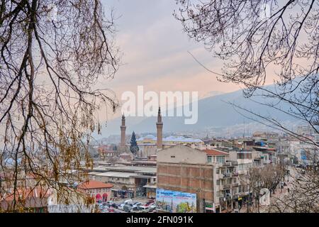 Bursa pendant les jours de pluie et de couvert. Photo prise du district de tophane à travers la grande mosquée (ulu camii) construite par l'empire de pouf et avec la montagne ulu Banque D'Images