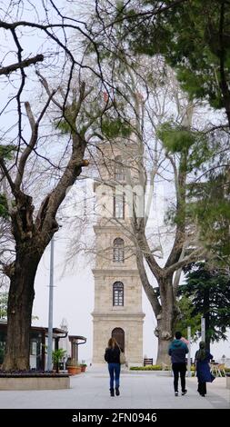 Quartier de Bursa Tophane avec ancienne tour de montre établie par pouf empire.ancienne et ancienne façade de tours derrière les branches de séché Arbres Bursa Banque D'Images