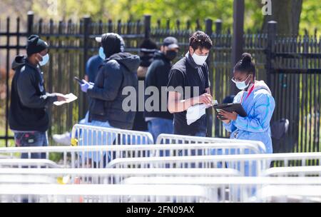 Toronto, Canada. 12 mai 2021. Un travailleur médical vérifie les renseignements d'un homme dans une clinique de vaccination à Toronto (Ontario), Canada, le 12 mai 2021. Au mercredi après-midi, le Canada a signalé un total cumulatif de 1,305,174 cas de COVID-19, dont 24,765 décès, selon CTV. Credit: Zou Zheng/Xinhua/Alamy Live News Banque D'Images