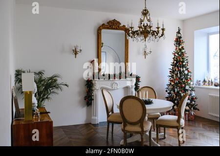 Fête de Noël. Chambre joliment décorée avec un arbre de Noël Banque D'Images