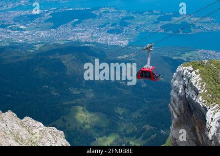 Une télécabine ou un tramway aérien qui soulève les touristes à la Haut de la Suisse Mountain.in Banque D'Images