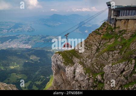 Une télécabine ou un tramway aérien qui soulève les touristes à la Haut de la Suisse Mountain.in Banque D'Images