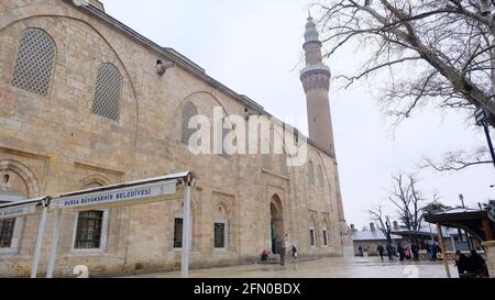 Grande mosquée (Ulu camii) établie par le début de l'empire pouf. mosquée et son magnifique minaret sous d'énormes nuages et couvert et jour de pluie Banque D'Images