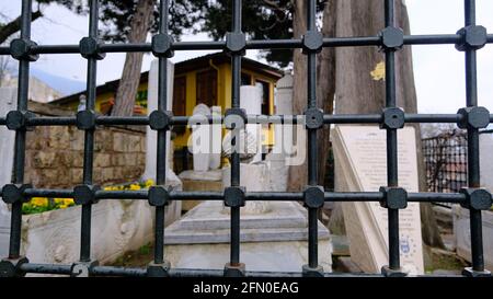 Vieux pouf tombes dans tombeau vert (yesil turbe) derrière des clôtures en métal pendant couvert. Tombstone d'un pouf empire gouvernements à Bursa, il a façonné. Banque D'Images