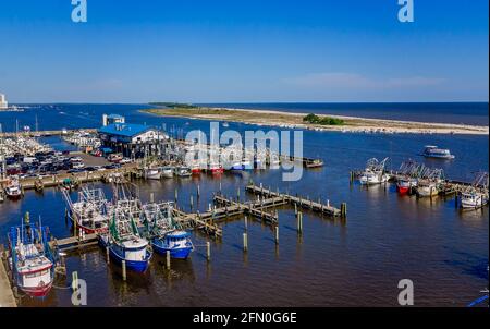 Biloxi Small Craft Harbour et Deer Island sont photographiés depuis le toit du Hard Rock Hotel and Casino, le 8 mai 2021, à Biloxi, Mississippi. Banque D'Images