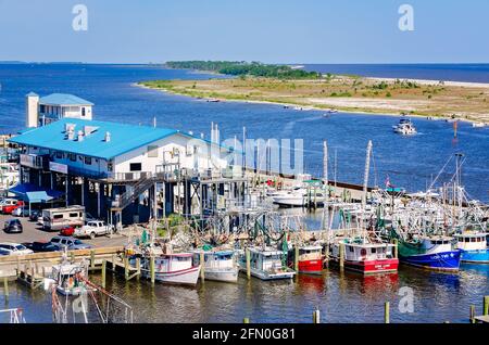 Biloxi Small Craft Harbour, McElroy's Harbour House Restaurant et Deer Island sont photographiés depuis le Hard Rock Hotel and Casino de Biloxi, Mississippi. Banque D'Images