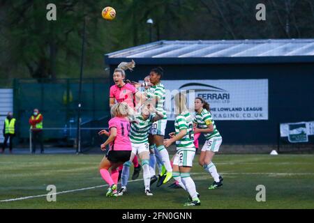 East Kilbride, Royaume-Uni. 12 mai 2021. Une boîte de pénalité surpeuplée pendant la Scottish Building Society Scottish Women's Premier League 1 Fixture Celtic FC vs Glasgow City, K-Park Training Academy, East Kilbride, Glasgow, 12/05/2021 | Credit: Colin Poultney/Alay Live News Banque D'Images