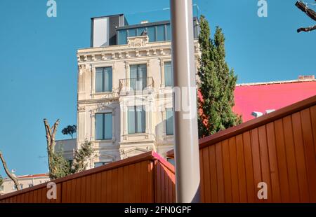 magnifique bâtiment architectural et son coin s'étend au ciel à istanbul près de la tour de galata. détails de style rétro et vintage de l'édifice et de son wi Banque D'Images