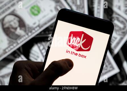 Chine. 23 avril 2021. Sur cette photo, le logo Jack in the Box de la chaîne de restauration rapide américaine est affiché sur un smartphone avec une devise en dollars américains (USD) en arrière-plan. (Photo de Budrul Chukrut/SOPA Images/Sipa USA) crédit: SIPA USA/Alay Live News Banque D'Images