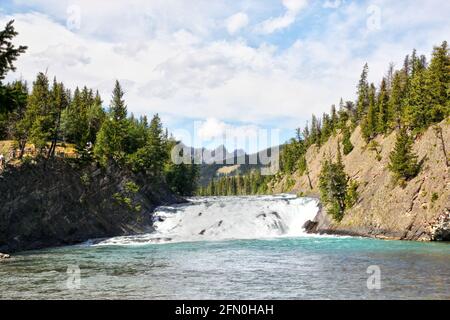 Bow Falls dans le parc national Banff, Alberta, Canada, une chute d'eau importante sur la rivière Bow dans les Rocheuses canadiennes. Banque D'Images