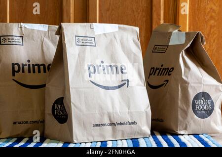 Clarksburg, MD, États-Unis 05-12-2021: Trois sacs d'épicerie en papier recyclé avec les logos Amazon Prime et Whole Foods Supermarket. Amazon offre gratuitement le jour même du Banque D'Images