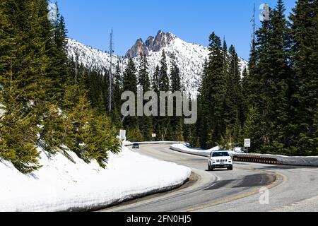 North Cascades, WA, États-Unis - 11 mai 2021 ; la neige reste sur le bord de la North Cascades Highway dans l'État de Washington. Lorsque les voitures passent Banque D'Images