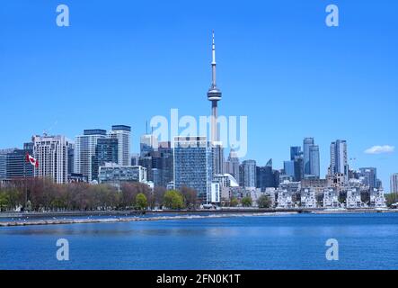 Toronto, Canada - le 12 mai 2021 : gratte-ciel du centre-ville le long du lac Ontario, avec immeubles à bureaux et immeubles d'appartements vus de l'ouest. Banque D'Images