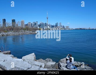 Toronto, Canada - le 12 mai 2021 : gratte-ciel du centre-ville le long du lac Ontario, avec immeubles à bureaux et immeubles d'appartements vus de l'ouest. Banque D'Images