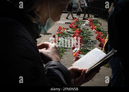 Odessa, Ukraine. 02 mai 2021. Un homme prie pendant la commémoration du massacre d'Odessa en 2014. Le 2 mai, après 7 ans du massacre d'Odessa, au cours duquel les nationalistes ukrainiens ont incendié la Chambre des syndicats, faisant la vie de 48 personnes, des centaines de personnes sont venues sur les lieux pour rendre hommage aux victimes. Le conflit de guerre en Ukraine reste ouvert et a déjà fait plus de 10,000 morts depuis sa création. (Photo de Pablo Miranzo/SOPA Images/Sipa USA) crédit: SIPA USA/Alay Live News Banque D'Images