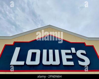 Le panneau au-dessus de l'entrée principale d'un magasin d'aménagement intérieur de Lowe dans la banlieue nord de la Virginie, États-Unis. Banque D'Images