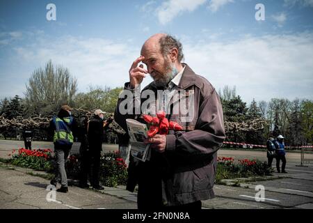 Odessa, Ukraine. 02 mai 2021. Un homme prie pendant la commémoration du massacre d'Odessa en 2014. Le 2 mai, après 7 ans du massacre d'Odessa, au cours duquel les nationalistes ukrainiens ont incendié la Chambre des syndicats, faisant la vie de 48 personnes, des centaines de personnes sont venues sur les lieux pour rendre hommage aux victimes. Le conflit de guerre en Ukraine reste ouvert et a déjà fait plus de 10,000 morts depuis sa création. (Photo de Pablo Miranzo/SOPA Images/Sipa USA) crédit: SIPA USA/Alay Live News Banque D'Images