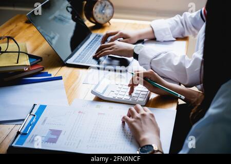 Pour l'enquête sur un compte de corruption, un groupe de femmes d'affaires et de comptables recherchent des documents de données sur un ordinateur portable. Définition de la lutte contre la corruption Banque D'Images