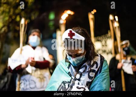 Buenos Aires, Argentine. 12 mai 2021. Une infirmière a pleuré pendant la manifestation. L'équipe de santé a organisé une marche aux flambeaux pour protester contre les améliorations salariales et pour qu'elles soient reconnues comme des professionnels de la santé. Crédit : SOPA Images Limited/Alamy Live News Banque D'Images