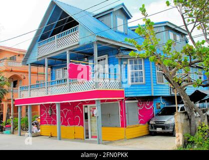 Un bâtiment très coloré avec restaurant à l'étage principal; se dresse à Ambergris Cay. Belize, Amérique centrale. Banque D'Images