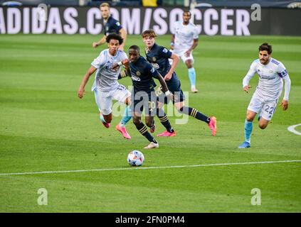 Chester, Pennsylvanie, États-Unis. 12 mai 2021. 12 mai 2021, Chester PA- JAMIRO MONTEIRO ALVARENGA, (10) de l'Union de Philadelphie lutte pour le ballon avec le joueur de la révolution de la Nouvelle-Angleterre TAJON BUCHANAN (17) et CARLES GIL (22) au parc Subaru à Chester PA crédit: Ricky Fitchett/ZUMA Wire/Alay Live News Banque D'Images