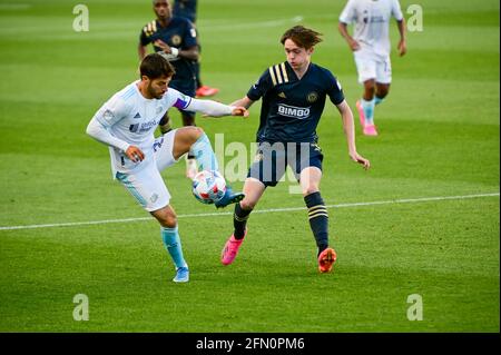 Chester, Pennsylvanie, États-Unis. 12 mai 2021. 12 mai 2021, Chester PA- JACK MCGLYNN, (16) de l'Union de Philadelphie lutte pour le ballon avec le joueur de la révolution de la Nouvelle Angleterre CARLES GIL (22) au Subaru Park à Chester PA crédit: Ricky Fitchett/ZUMA Wire/Alay Live News Banque D'Images